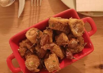 Plato de Rabitos crujientes a las hierbas aromáticas, de La Forquilla 9 Barris